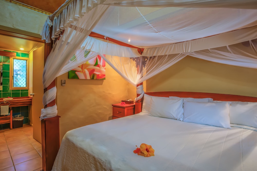 the rarotongan beach resort and lagoonarium