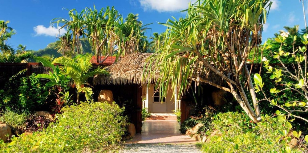 the rarotongan beach resort and lagoonarium