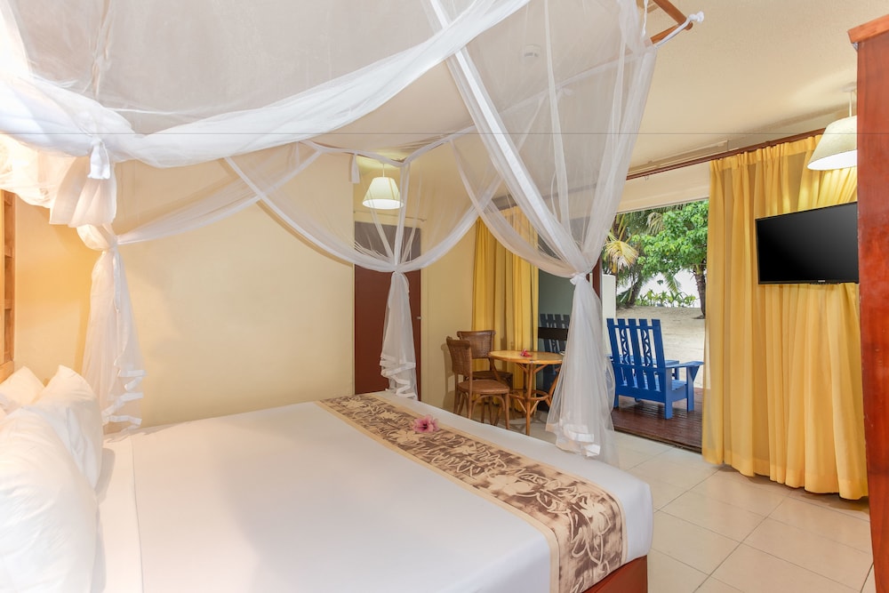 the rarotongan beach resort and lagoonarium