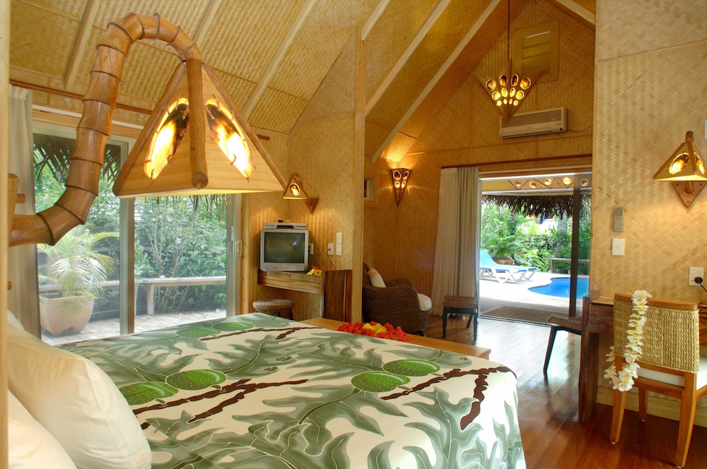 the rarotongan beach resort and lagoonarium