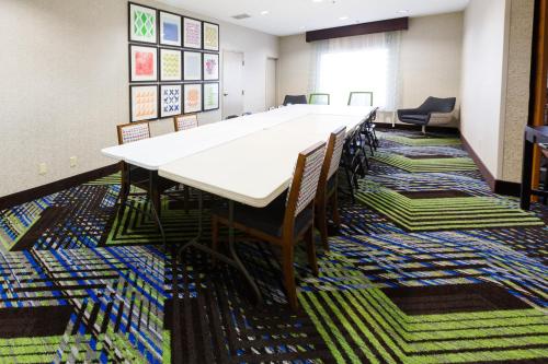 holiday inn express and suites shelbyville by ihg