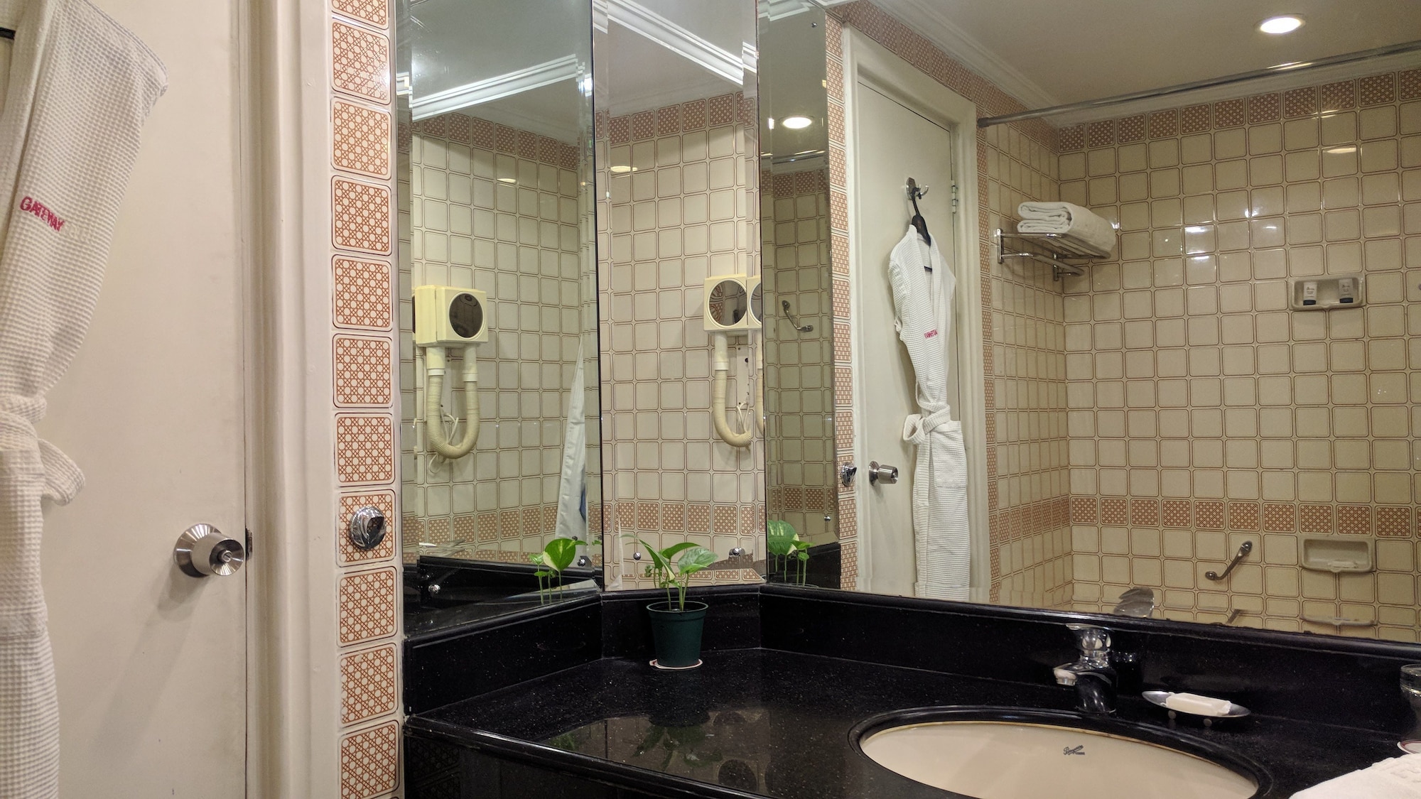 the gateway hotel beach road calicut