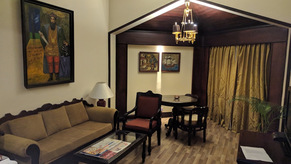 the gateway hotel beach road calicut