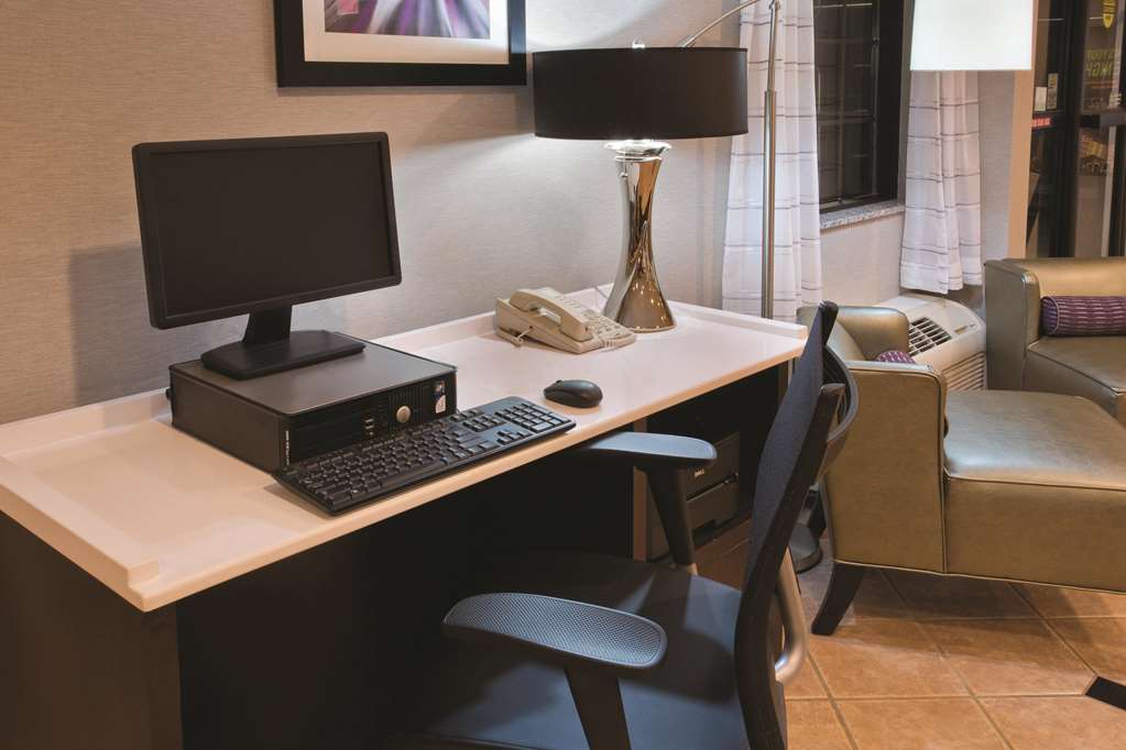 la quinta inn and suites by wyndham milwaukee delafield