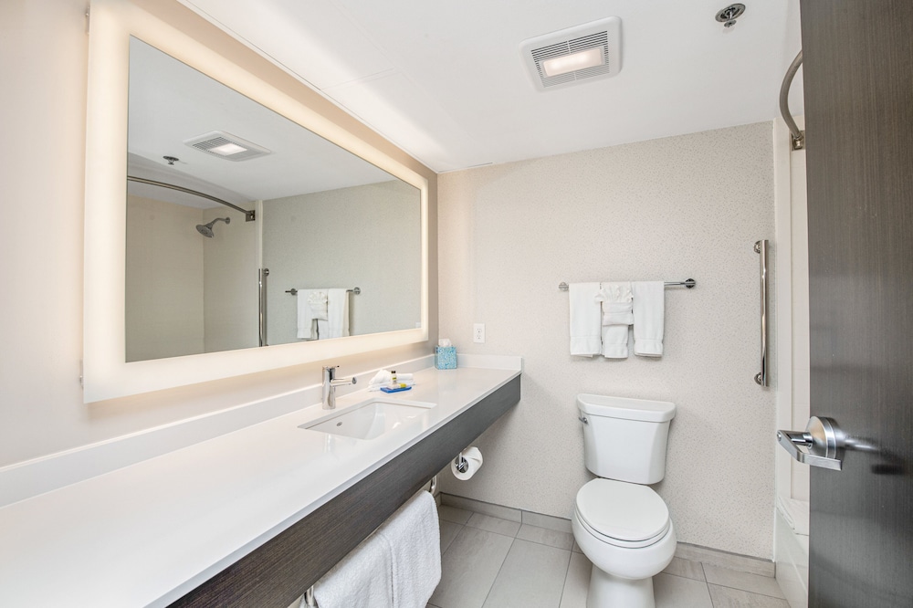 holiday inn express and suites delafield by ihg