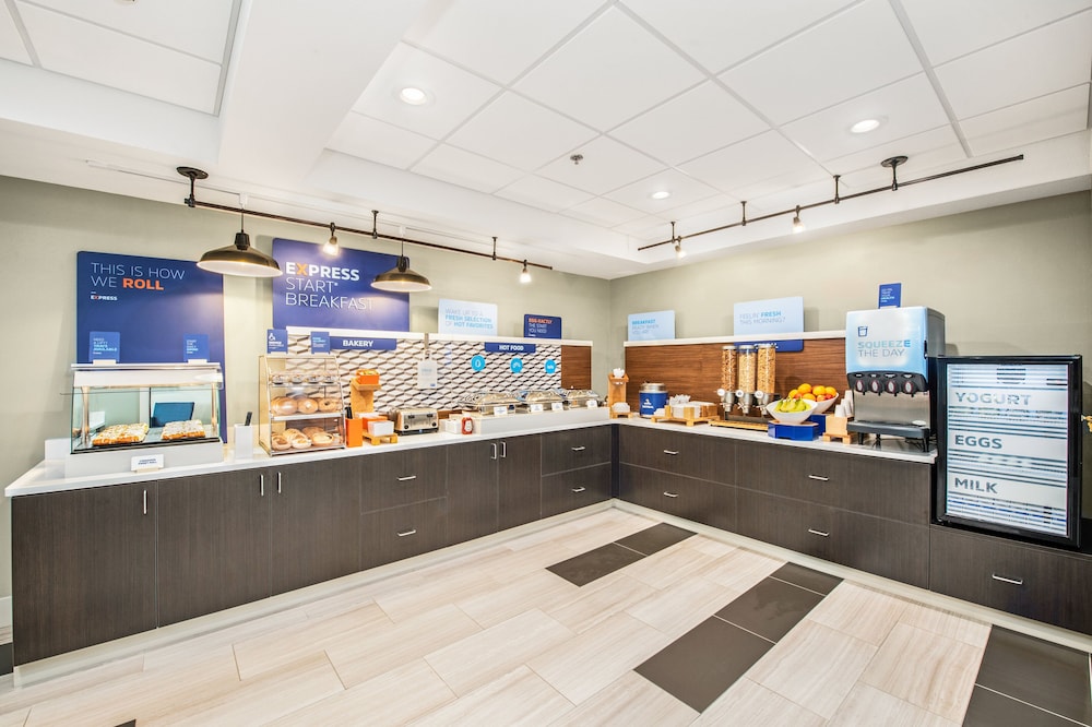 holiday inn express and suites delafield by ihg