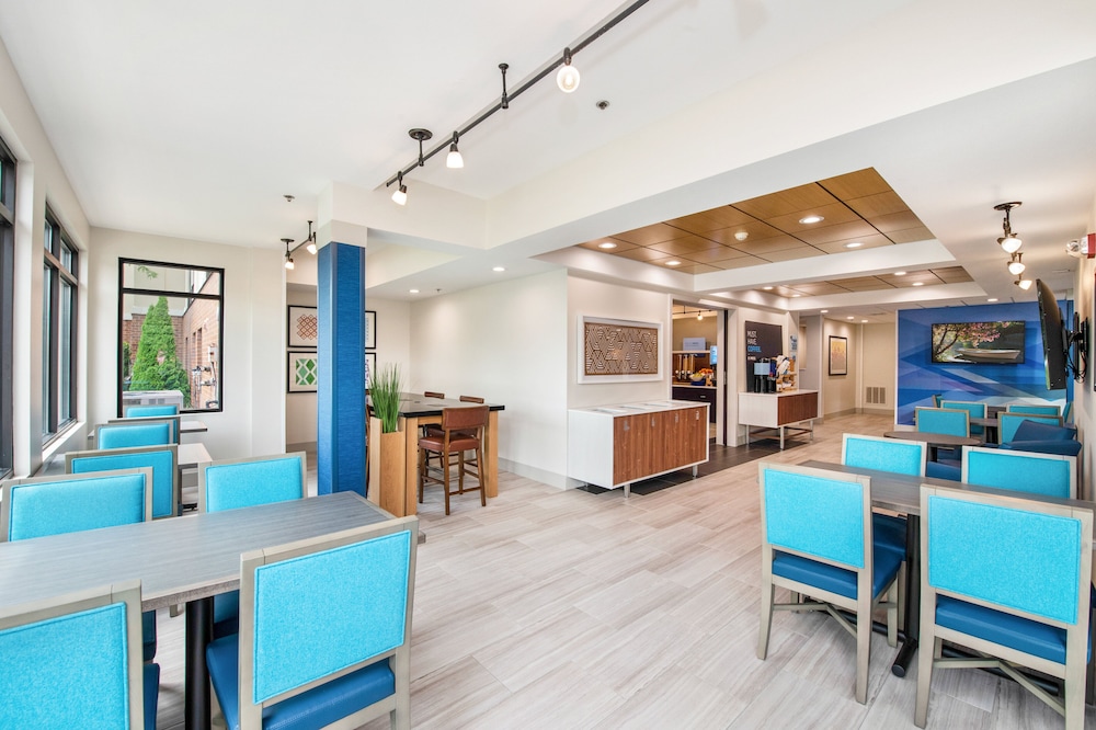 holiday inn express and suites delafield by ihg