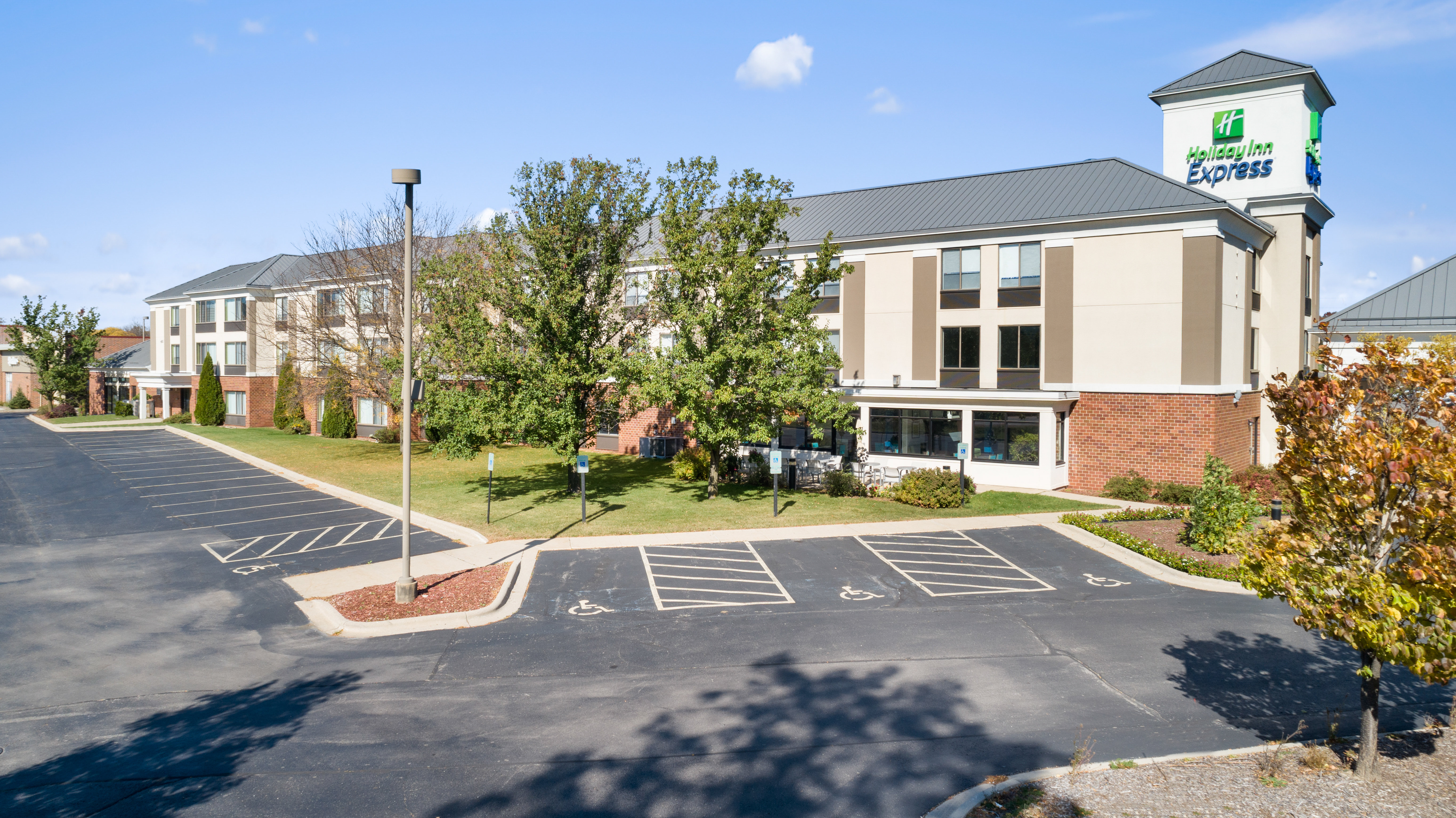 holiday inn express and suites delafield by ihg