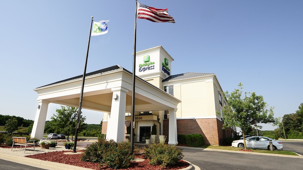 holiday inn express and suites delafield by ihg