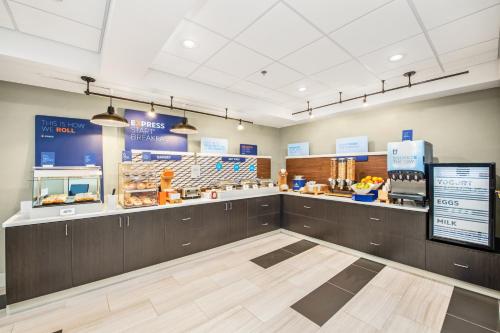 holiday inn express and suites delafield by ihg