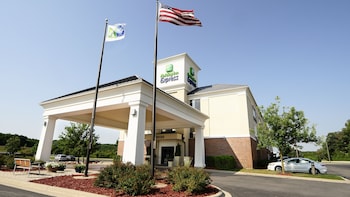 Holiday Inn Express & Suites Delafield By Ihg,Hartland>>Delafield,3 star