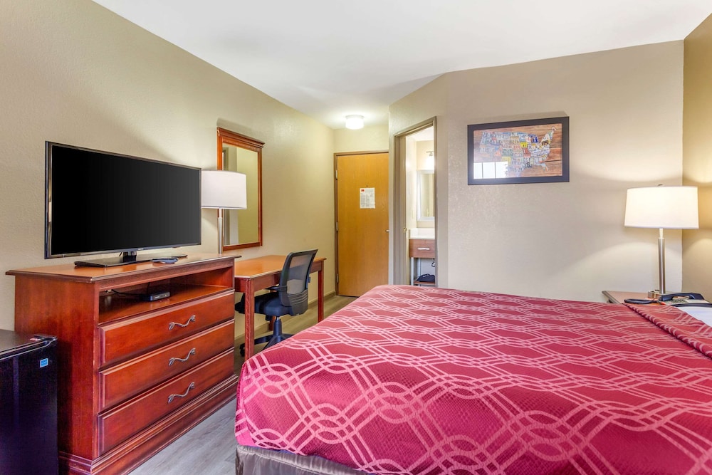 econo lodge inn and suites dickson