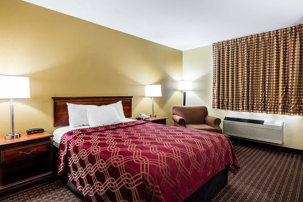 econo lodge inn and suites dickson