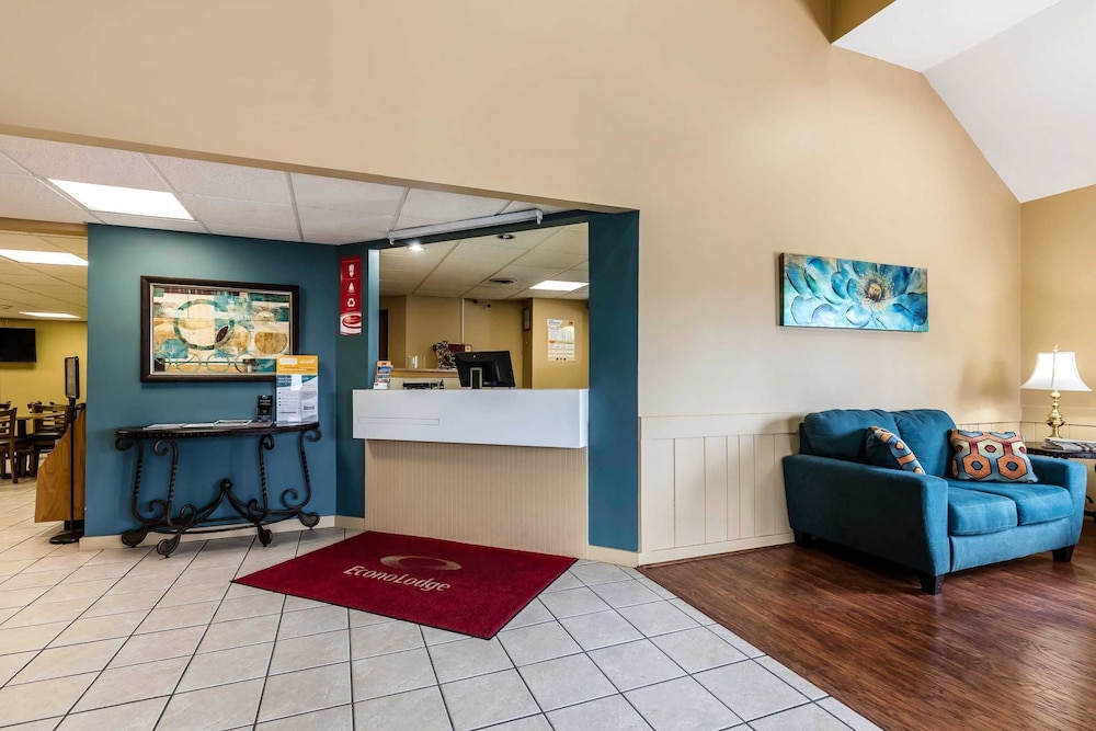 econo lodge inn and suites dickson