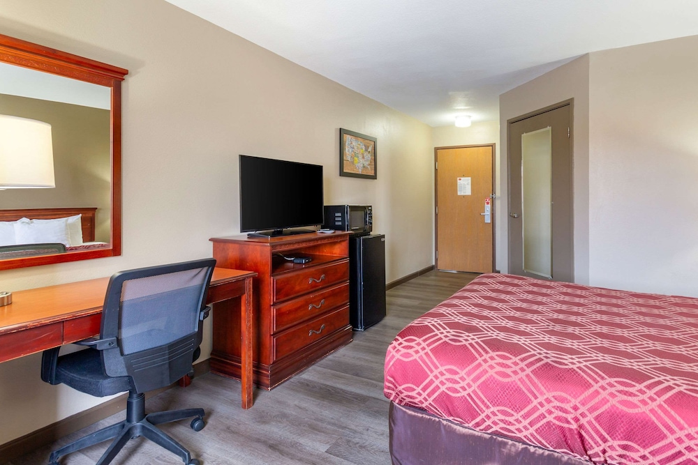 econo lodge inn and suites dickson