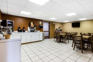 econo lodge inn and suites dickson