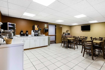 econo lodge inn and suites dickson