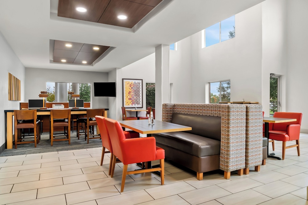 holiday inn express and suites marion by ihg