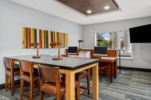 holiday inn express and suites marion by ihg