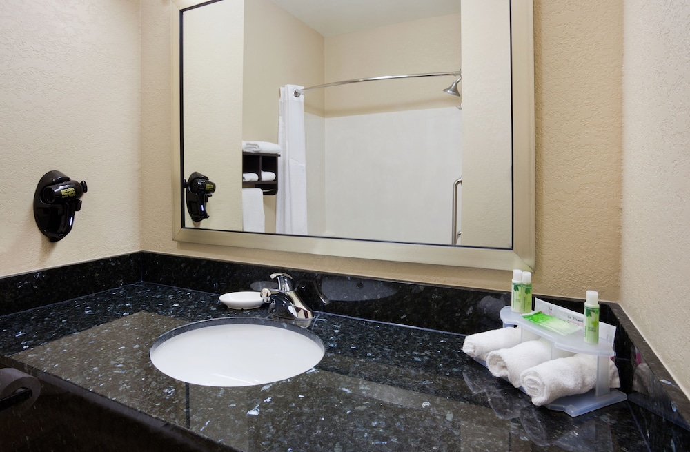 holiday inn express and suites aberdeen by ihg