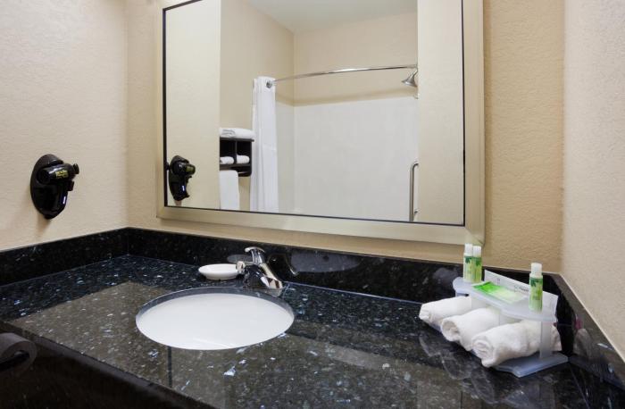 holiday inn express and suites aberdeen by ihg