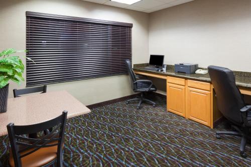 holiday inn express and suites aberdeen by ihg