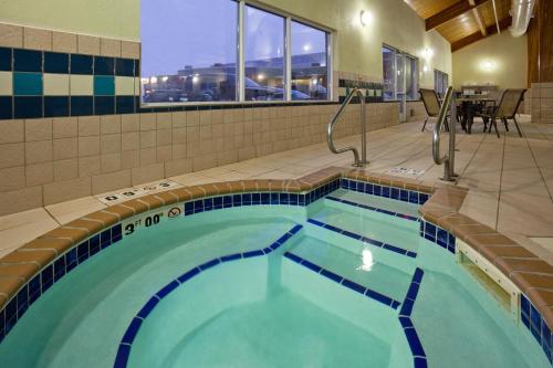 holiday inn express and suites aberdeen by ihg