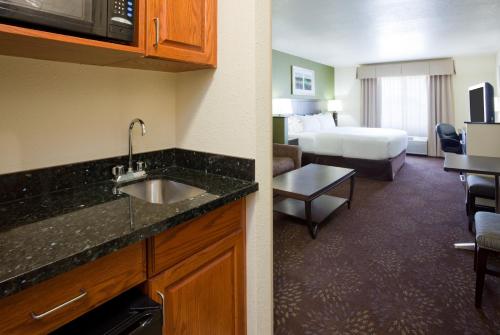holiday inn express and suites aberdeen by ihg