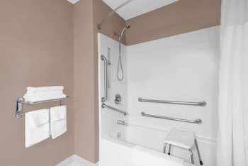 Days Inn By Wyndham Watertown,Watertown>>South Shore,2 star