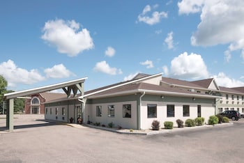 Days Inn By Wyndham Watertown,Watertown>>South Shore,2 star