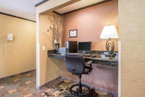 quality inn and suites decorah