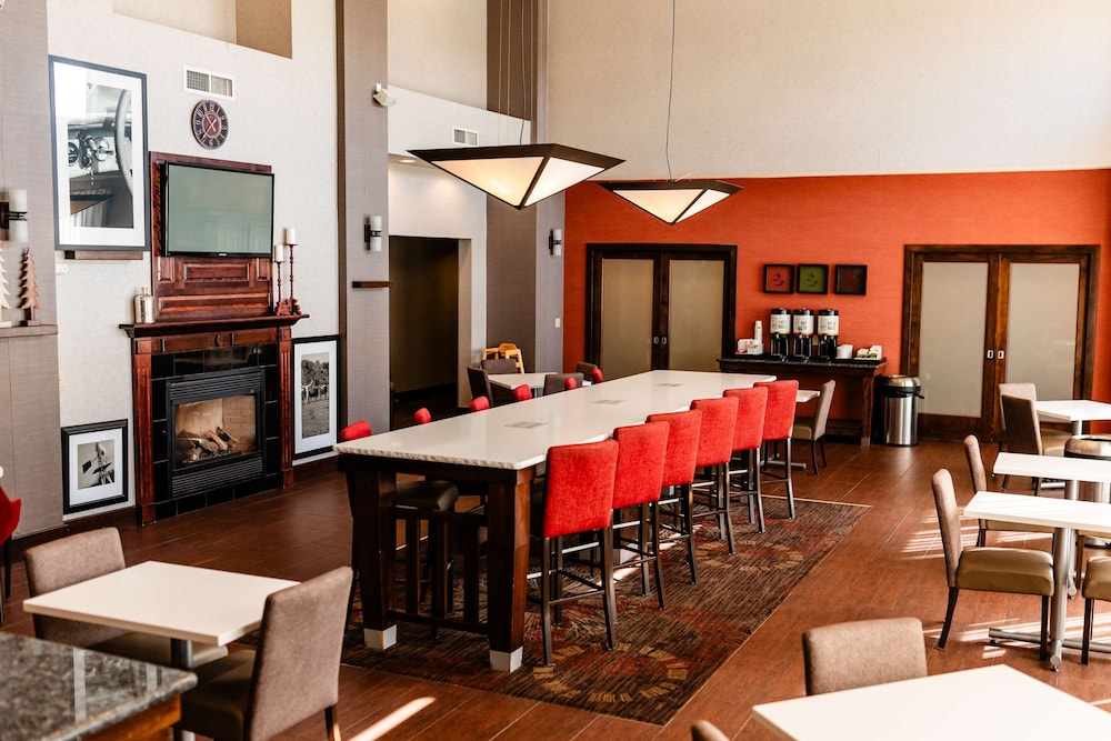 hampton inn and suites scottsbluff conference center