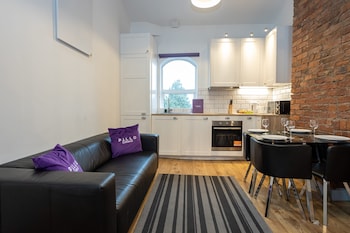 brand new modern apartment in salford quays