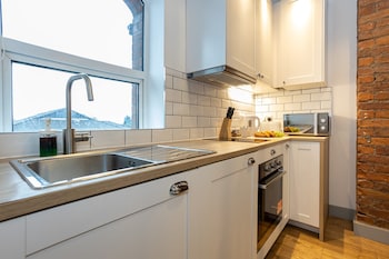 brand new modern apartment in salford quays