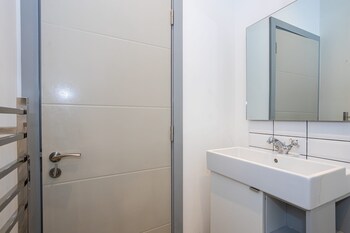 brand new modern apartment in salford quays