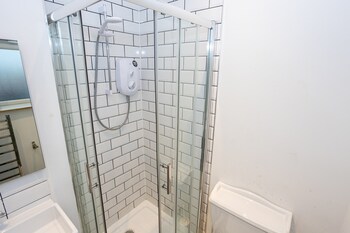 brand new modern apartment in salford quays