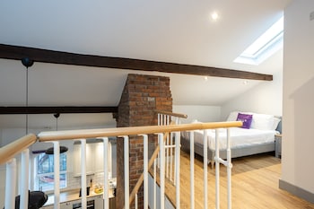 brand new modern apartment in salford quays