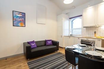 brand new modern apartment in salford quays