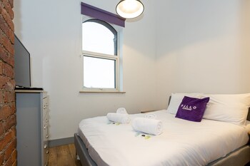 brand new modern apartment in salford quays