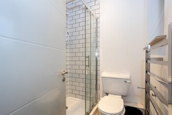 brand new modern apartment in salford quays