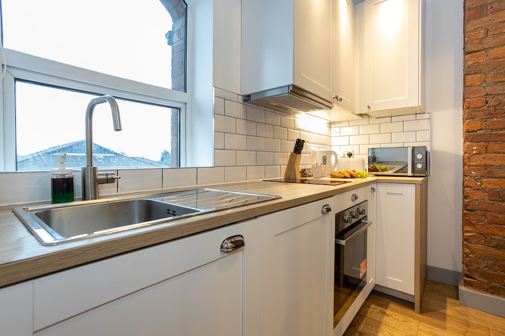 brand new modern apartment in salford quays