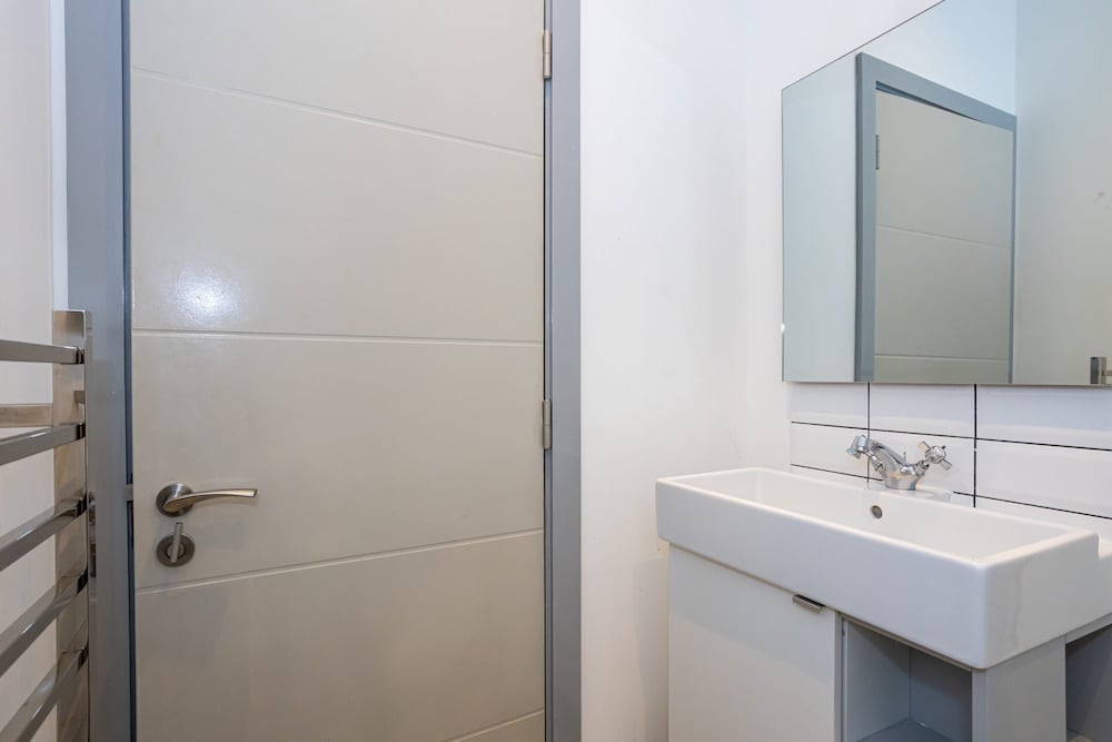 brand new modern apartment in salford quays