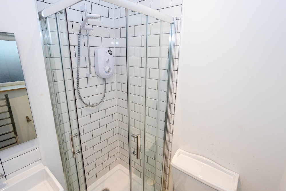 brand new modern apartment in salford quays