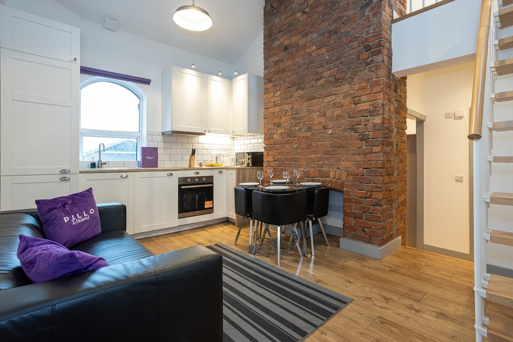 brand new modern apartment in salford quays