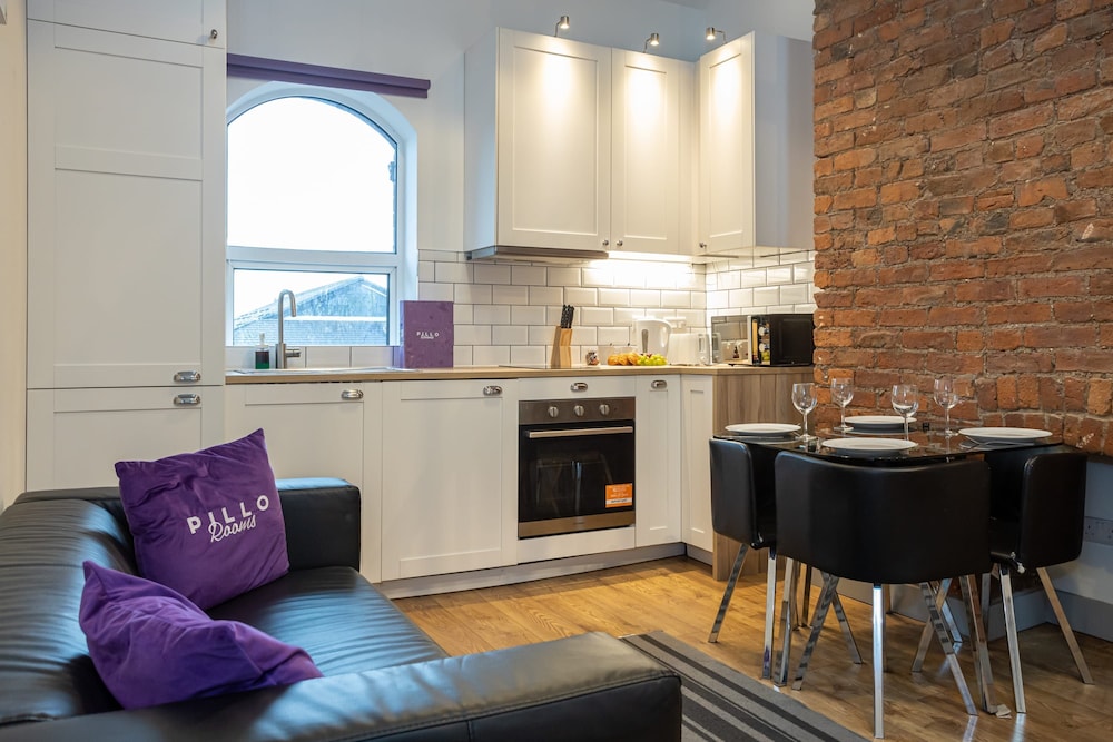 brand new modern apartment in salford quays