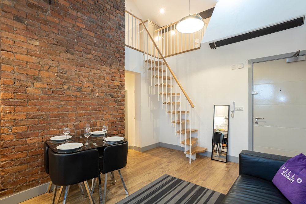brand new modern apartment in salford quays