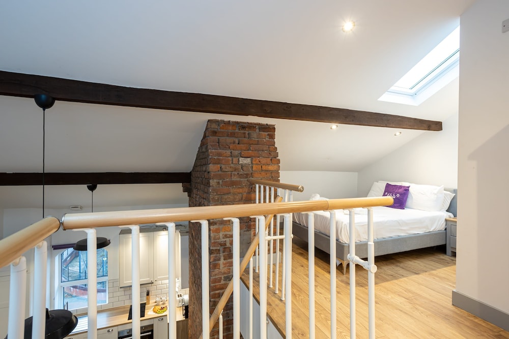 brand new modern apartment in salford quays