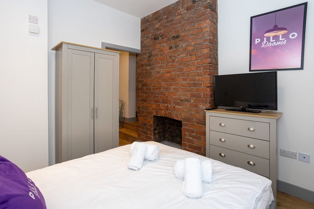 brand new modern apartment in salford quays