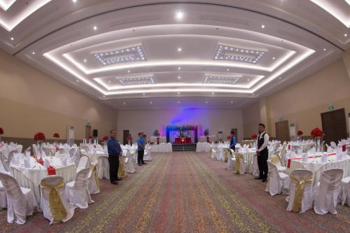 the golden peak hotel and suites powered by cocotel