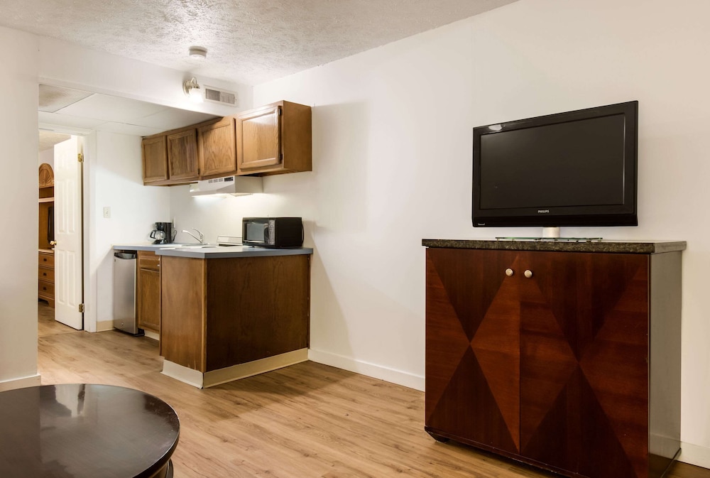 Econo Lodge Inn & Suites,Hazleton>>Crystal Lake,2 star